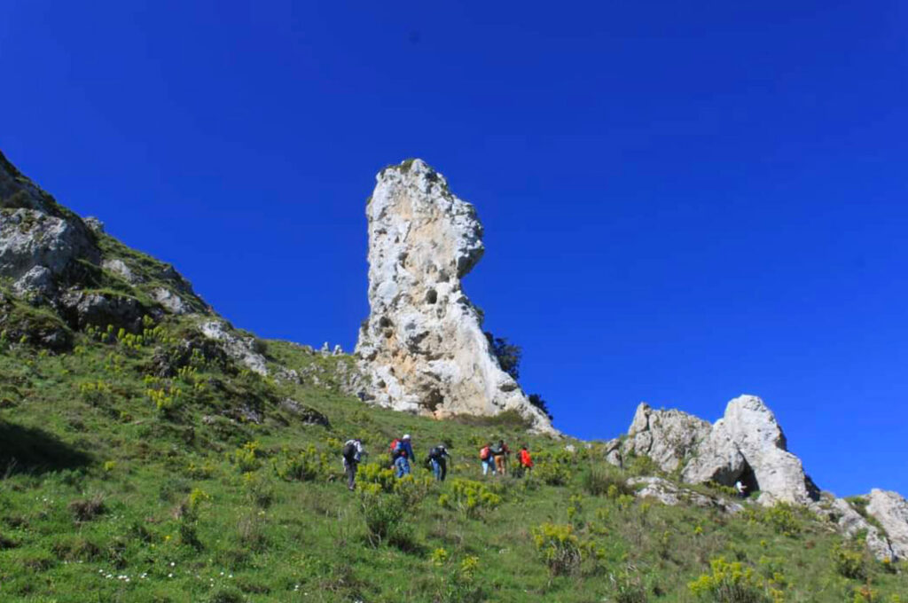 A fascinating itinerary to discover the naturalistic beauties and legends of a cave with a very clear source.